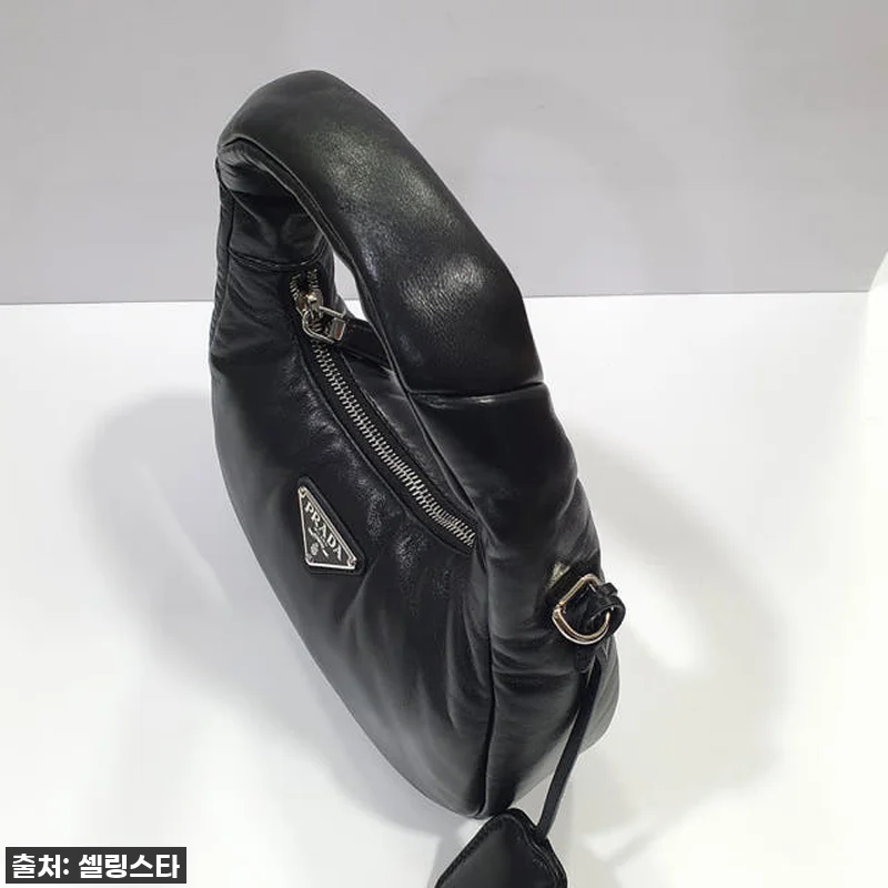 프라다 소프트 패딩 나파 가죽 미니백 관련 이미지 4