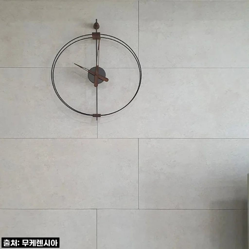 우리 집 거실, 갤러리로 변신! 노몬 마이크로 바르셀로나 GRAPHITE 시계 직접 사용해 본 솔직 후기