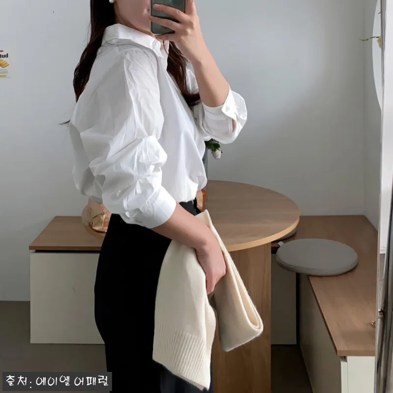 여성 흰남방 흰색셔츠 흰 코발트블루 관련 이미지 1