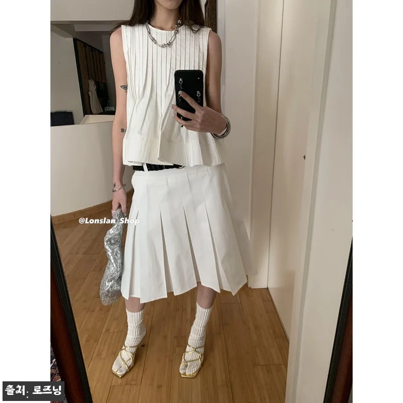 클래식 플리츠 A라인 미디 스커트 화이트, 성수동·한남 데일리룩에 눈여겨볼 이슈템 7 클래식 플리츠 A라인 미디 스커트 화 관련 이미지 1