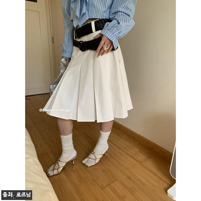클래식 플리츠 A라인 미디 스커트 화이트, 성수동·한남 데일리룩에 눈여겨볼 이슈템 8 클래식 플리츠 A라인 미디 스커트 화 관련 이미지 2