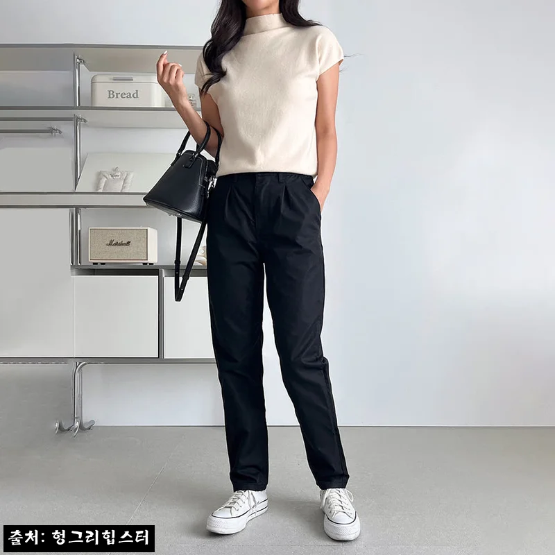2color 블랙 베이지 여성 면바지 간절기 일자핏 핀턱 치노팬츠 201, 출근룩부터 데일리룩까지 눈여겨볼 기본템